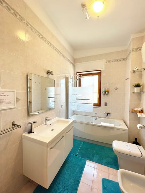Triple Room, Non Smoking, Private Bathroom | Bathroom | Free toiletries, hair dryer, towels, soap