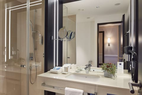 Comfort Suite | Bathroom | Free toiletries, hair dryer, towels, soap