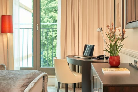 Hypo-allergenic bedding, down comforters, in-room safe, desk