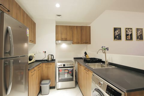 Apartment, City View | Private kitchen | Full-size fridge, microwave, cookware/dishes/utensils