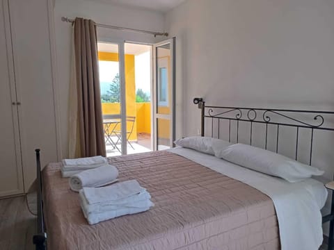 Classic Double or Twin Room | Desk, blackout drapes, soundproofing, iron/ironing board