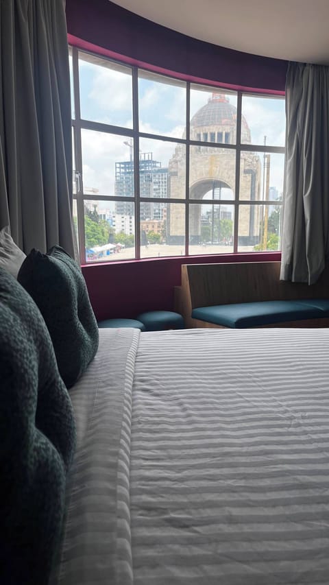 Deluxe King | In-room safe, WiFi (free), bed sheets