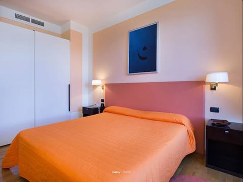 Suite, Lake View | In-room safe, soundproofing, iron/ironing board, free WiFi