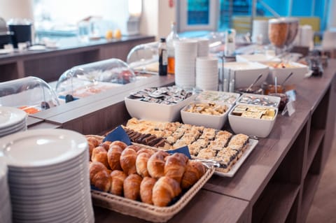 Daily buffet breakfast for a fee