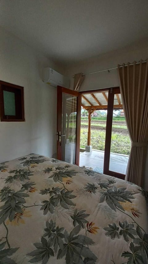 Desk, laptop workspace, free WiFi