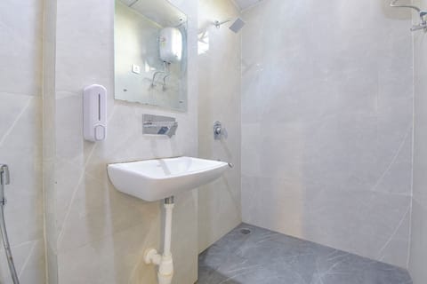 Shower, rainfall showerhead, free toiletries, towels