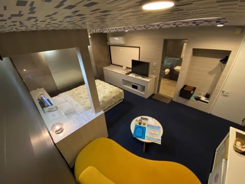 Basic Double Room | Desk, bed sheets
