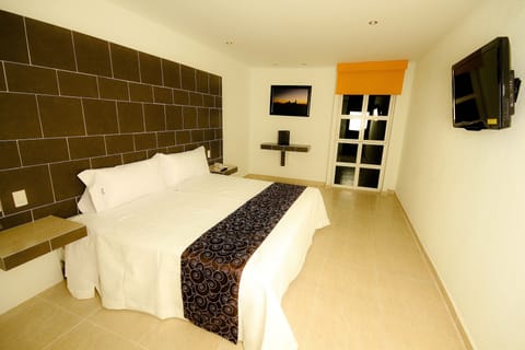Superior Suite, 1 King Bed | Bathroom | Shower, free toiletries, towels