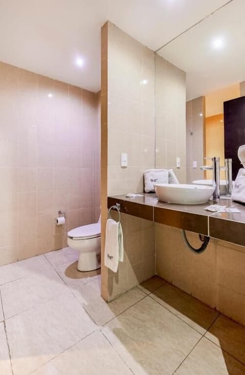 Superior Suite, 2 Double Beds | Bathroom | Shower, free toiletries, towels