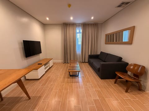 Suite | Premium bedding, iron/ironing board, free WiFi, bed sheets