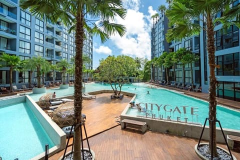 2 outdoor pools