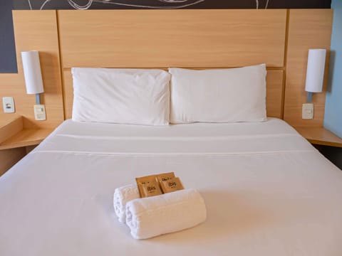 Standard Room, 1 Double Bed | Minibar, desk, free cribs/infant beds, free WiFi