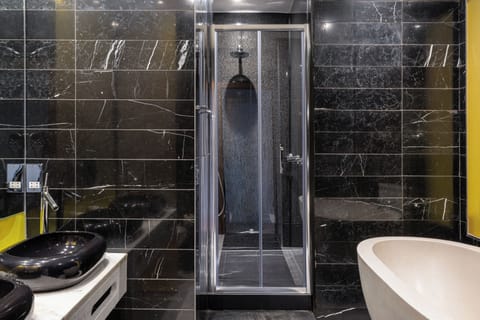 Presidential Suite | Bathroom | Eco-friendly toiletries, hair dryer, bathrobes, towels