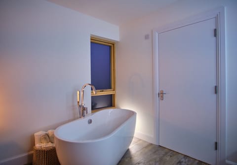 Deluxe Chalet, 2 Bedrooms | Bathroom | Jetted tub, designer toiletries, hair dryer, bathrobes
