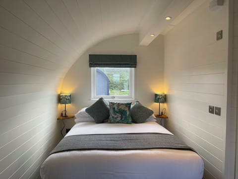 Portavadie Cabin | Premium bedding, desk, iron/ironing board, free WiFi