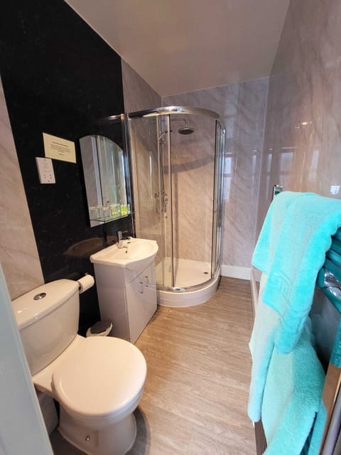 Standard Twin Room | Bathroom | Shower, towels