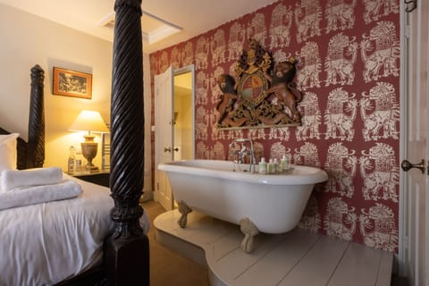 Individually decorated, iron/ironing board, free WiFi, bed sheets