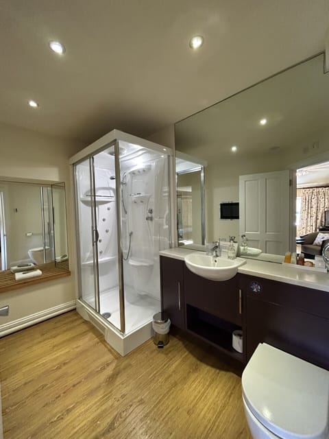 Le Meschin King Four Poster | Bathroom | Free toiletries, hair dryer, towels, soap