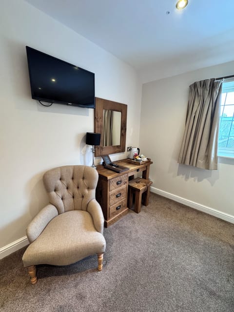 Twin Room | Free minibar, individually decorated, individually furnished, desk