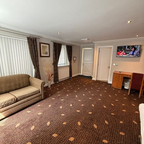 Deluxe Double Room | Desk, laptop workspace, iron/ironing board, free WiFi