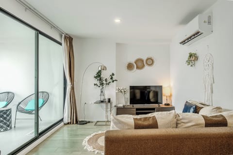 Apartment, Balcony | Living area