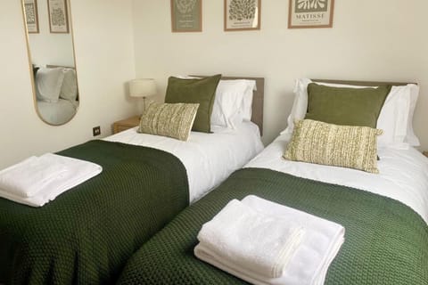 3 bedrooms, iron/ironing board, WiFi (free), bed sheets