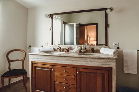 Shower, free toiletries, hair dryer, bidet