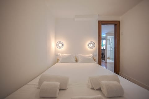 1 bedroom, bed sheets