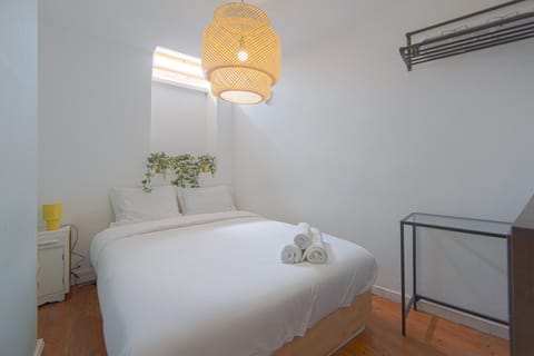 1 bedroom, bed sheets