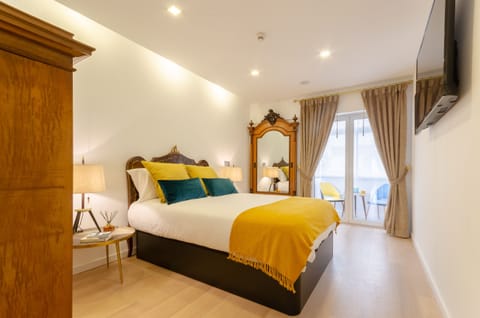 2 bedrooms, bed sheets