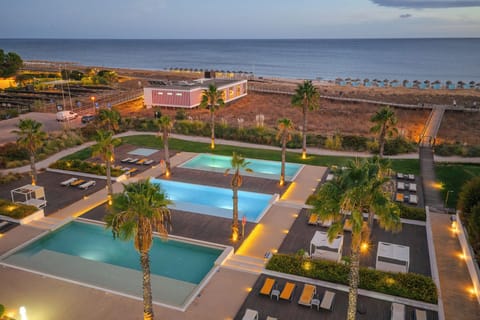 3 outdoor pools, pool umbrellas, sun loungers