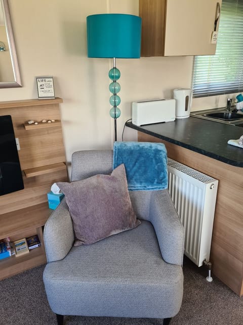 House, 2 Bedrooms, Terrace, Garden View | Living room | Books