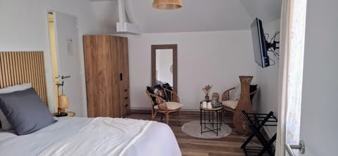 Premium bedding, blackout drapes, free cribs/infant beds, free WiFi