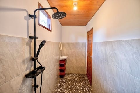 Deluxe Room, Patio, Mountain View | Bathroom | Separate tub and shower, rainfall showerhead, free toiletries, towels