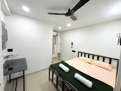Senior Double Room | Free WiFi, bed sheets