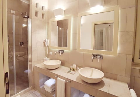 Deluxe Room, Garden View | Bathroom | Free toiletries, hair dryer, bidet, towels