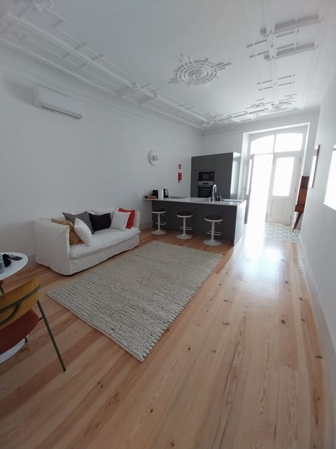 Exclusive Apartment, 1 Bedroom, Non Smoking | Living area | 40-inch Smart TV with cable channels, books