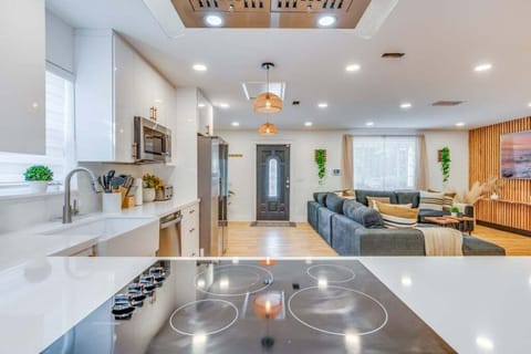 House, 4 Bedrooms | Private kitchen | Fridge, oven, stovetop, coffee/tea maker