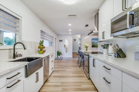 House, 4 Bedrooms | Private kitchen | Fridge, oven, coffee/tea maker, electric kettle