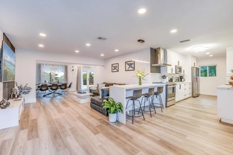 House, 4 Bedrooms | Living area | Smart TV