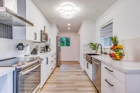 House, 4 Bedrooms | Private kitchen | Fridge, oven, coffee/tea maker, electric kettle