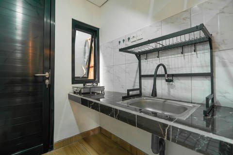 Deluxe Studio, Balcony, Pool View | Private kitchenette