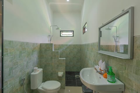 Shower, free toiletries, towels, soap