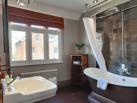 Deluxe Room, 1 King Bed | Bathroom | Hair dryer, towels, soap, shampoo