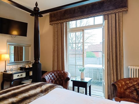 Deluxe Room, 1 King Bed | Free WiFi, bed sheets