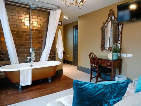 Deluxe Room, 1 King Bed | Free WiFi, bed sheets