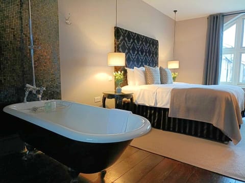 Deluxe Room, 1 King Bed | Bathroom | Hair dryer, towels, soap, shampoo