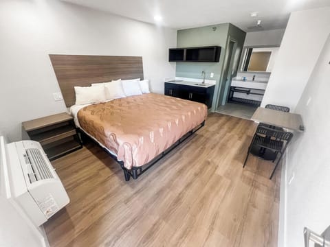 Deluxe Studio | WiFi (free), bed sheets