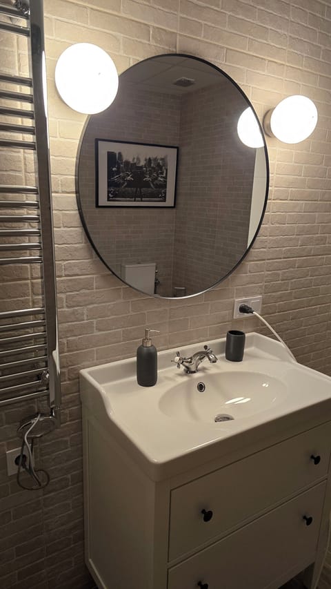 Family Apartment, Non Smoking | Bathroom | Shower, free toiletries, hair dryer, towels