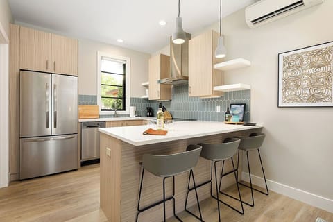 Full-size fridge, microwave, oven, stovetop